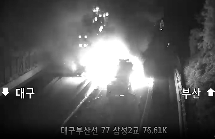 26일 오후 10시 4분쯤 경북 경산시 남천면 신대구부산고속도로 남천터널 인근에서 25t 화물차가 앞서가던 8t 트럭을 추돌했다. 경북소방본부 제공
