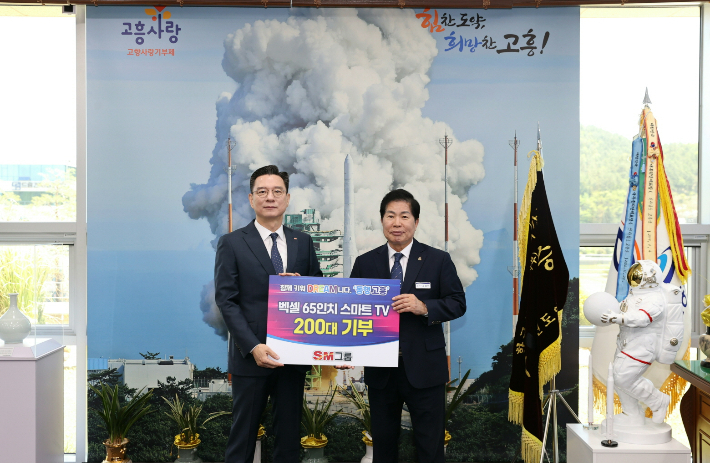 왼쪽부터 SM그룹 제조 계열사인 SM벡셀의 최세환 대표이사, 공영민 군수. 고영호 기자