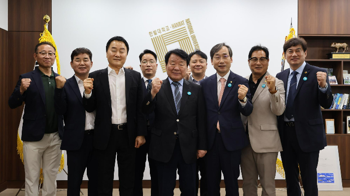 지난 23일 국립한밭대학교 개교 100주년 기념사업추진위원회 출범식 직후 최고경영자과정 동문들이 대학본부를 방문해 대학발전기금 기부를 약정하고 기념촬영을 하고 있다. 국립한밭대학교 제공