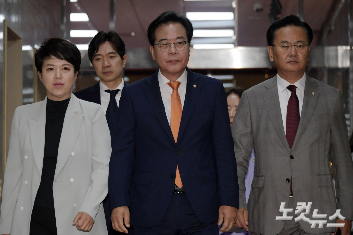 국민의힘 송언석 원내대표와 유상범 원내수석부대표가 27일 오전 서울 여의도 국회에서 우원식 국회의장과 면담을 위해 의장실로 향하고 있다. 윤창원 기자