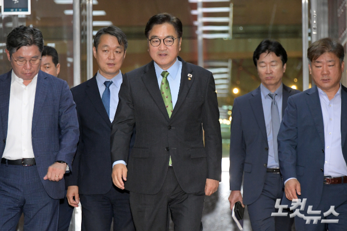 우원식 국회의장이 27일 오전 서울 여의도 국회로 출근하며 의장실로 향하고 있다. 윤창원 기자