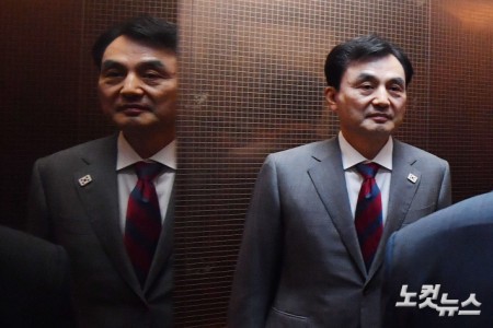 안규백 국방부 장관 후보자가 27일 오전 서울 용산구 육군회관에 마련된 인사청문회 준비사무실로 출근하고 있다.