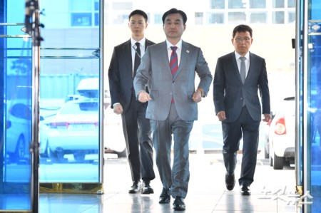 안규백 국방부 장관 후보자가 27일 오전 서울 용산구 육군회관에 마련된 인사청문회 준비사무실로 출근하고 있다.