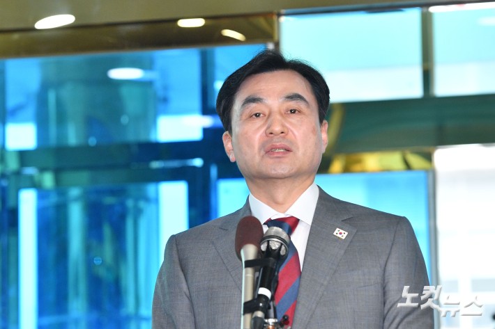 안규백 국방부 장관 후보자가 27일 오전 서울 용산구 육군회관에 마련된 인사청문회 준비사무실로 들어서며 취재진의 질문에 답하고 있다.