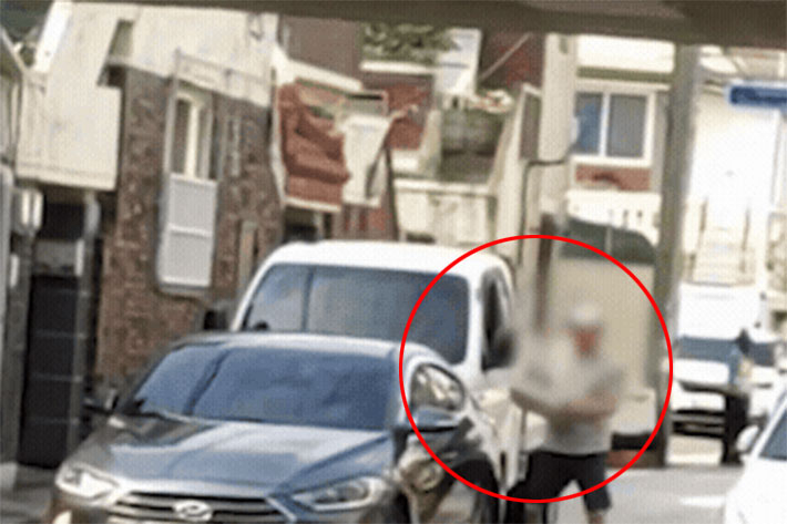 콘크리트 벽돌로 '쾅쾅'…광주 한복판서 차량 부순 뒤 도주