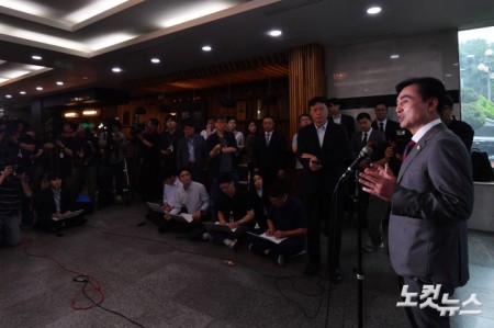 안규백 국방부 장관 후보자가 27일 오전 서울 용산구 육군회관에 마련된 인사청문회 준비사무실로 들어서며 취재진의 질문에 답하고 있다.