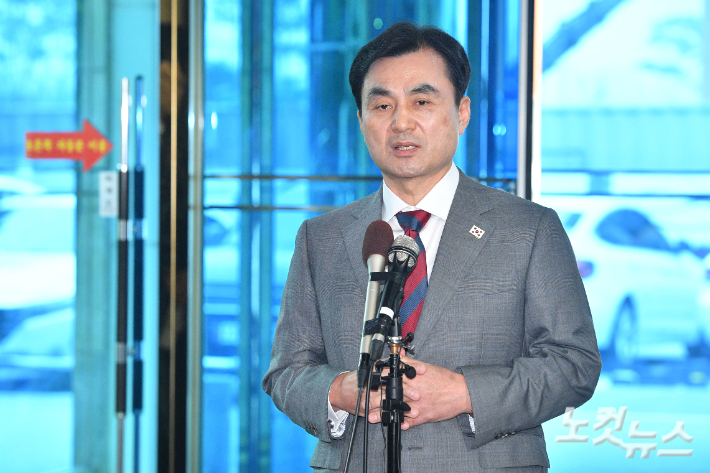 안규백 국방부 장관 후보자가 27일 오전 서울 용산구 육군회관에 마련된 인사청문회 준비사무실로 들어서며 취재진의 질문에 답하고 있다. 류영주 기자