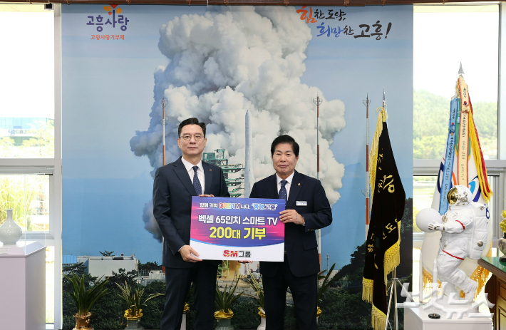 왼쪽부터 SM그룹 제조 계열사인 SM벡셀의 최세환 대표이사, 공영민 군수. 고영호 기자