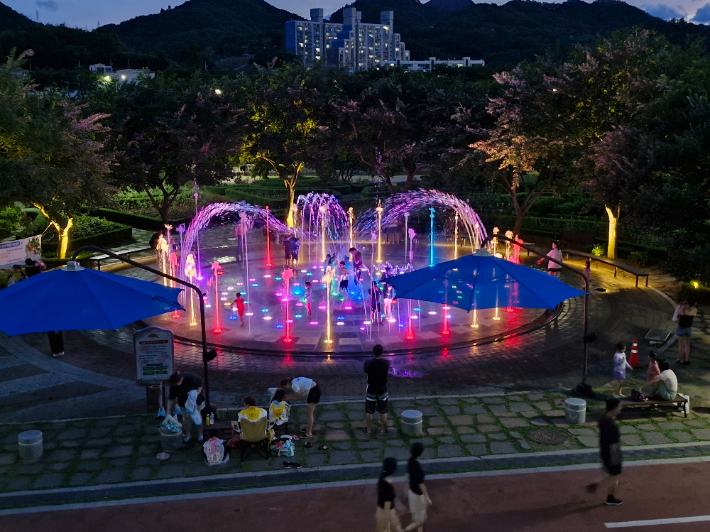 장미공원 바닥분수. 삼척시 제공