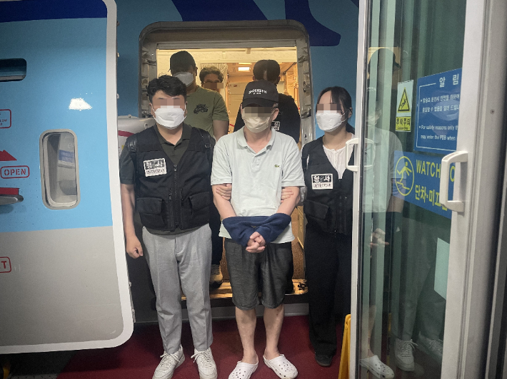 18년 만에 필리핀서 강제 송환된 은행 횡령사범. 연합뉴스