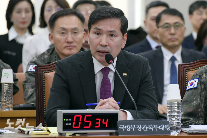 사과하며 퇴임한 국방차관 "軍 정치중립 훼손에 무한 책임감"