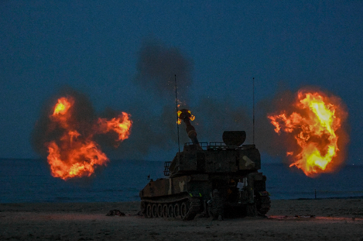 해병대 1사단 K-55A1(자주포)가칠포 대공사격장에서 조명탄을 사격 중에 있다. 해병대 1사단 제공