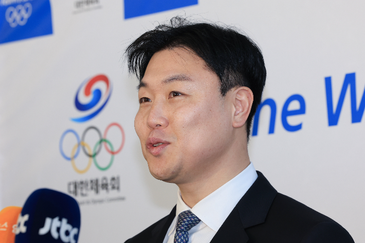 국제올림픽위원회(IOC) 선수위원에 도전하는 봅슬레이 원윤종이 지난 2월 26일 서울 송파구 올림픽회관에서 IOC 선수위원 국내 후보를 뽑는 비공개 면접에 참석하며 취재진과 인터뷰하고 있다. 연합뉴스