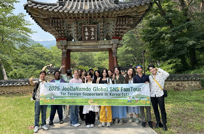전라남도와 전남관광재단은 26일 전남 구례 천은사에서 '2025 전남관광 글로벌 SNS 주한외국인 서포터즈 상반기 팸투어'를 진행했다. 전라남도 제공