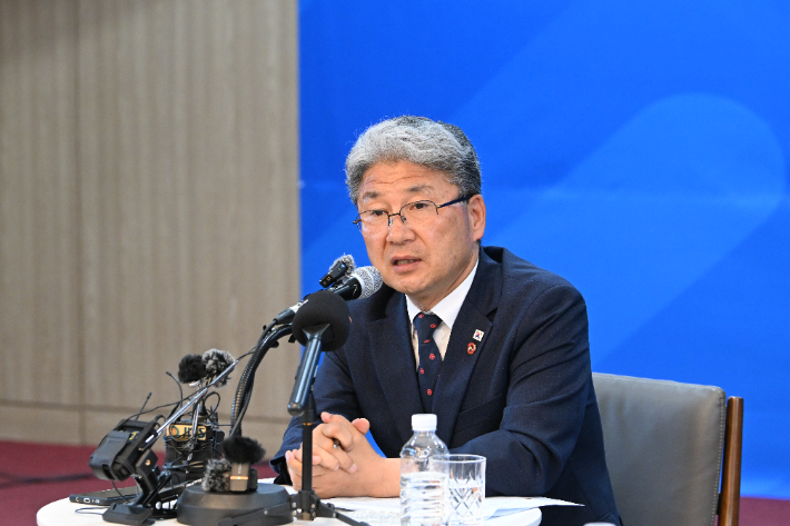 이상봉 제주도의회 의장이 27일 도의회 도민카페에서 취임 1주년 기자간담회를 하고 있다. 제주도의회 제공