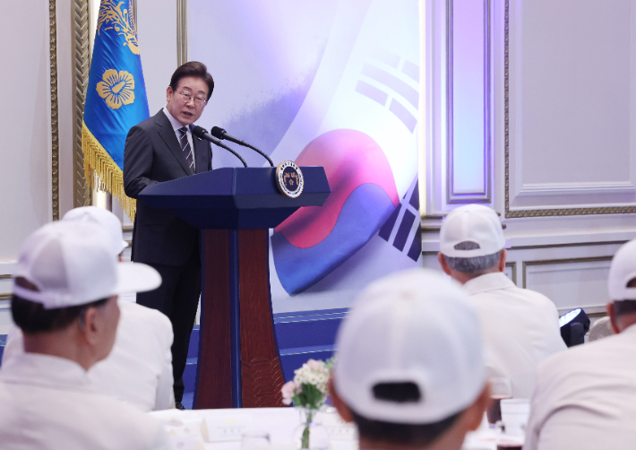 이재명 대통령이 27일 청와대 영빈관에서 열린 '호국 보훈의 달, 대통령의 초대' 행사에서 인사말을 하고 있다. 이번 행사에는 국가유공자 및 유족, 보훈단체장, 특별초청자 등이 참석했다. 연합뉴스