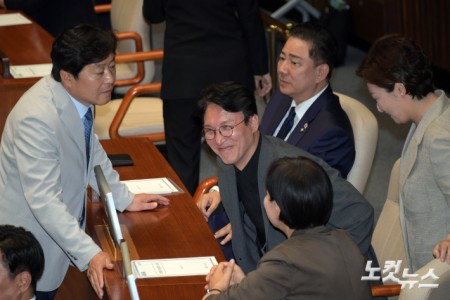 27일 서울 여의도 국회에서 열린 제426회국회(임시회) 제3차 본회의에 김민석 국무총리 후보자가 참석하며 의원들과 인사를 하고 있다.