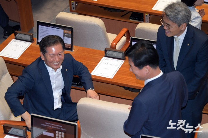 27일 서울 여의도 국회에서 열린 제426회국회(임시회) 제3차 본회의에서 더불어민주당 당대표에 출마하는 정청래 의원이 의원들과 대화를 하고 있다.