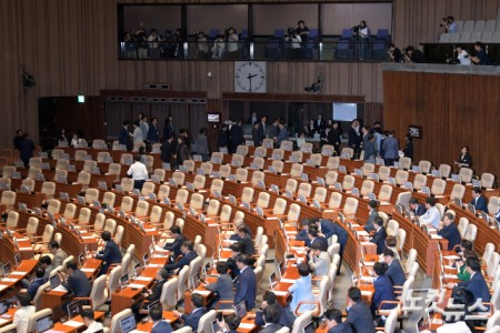 27일 서울 여의도 국회에서 열린 제426회국회(임시회) 제3차 본회의에서 국민의힘 의원들이 민주당 주도의 상임위원장 선출에 반대하며 퇴장하고 있다.