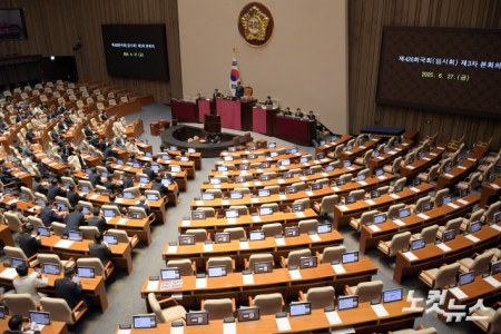 27일 서울 여의도 국회에서 열린 제426회국회(임시회) 제3차 본회의에서 국민의힘 의원들이 민주당 주도의 상임위원장 선출에 반대하며 퇴장해 빈자리가 보이고 있다.