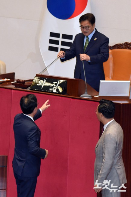 27일 서울 여의도 국회에서 열린 제426회국회(임시회) 제3차 본회의에서 국민의힘 송언석 원내대표와 유상범 원내수석부대표가 민주당 주도의 상임위원장 선출에 반발하며 우원식 국회의장에게 항의하고 있다.