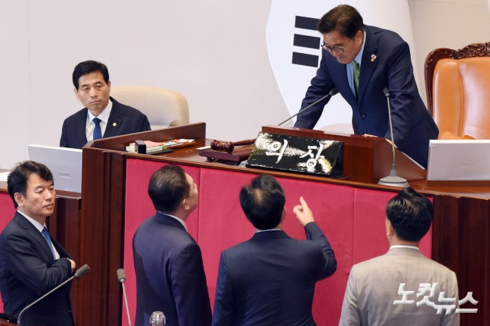 27일 서울 여의도 국회에서 열린 제426회국회(임시회) 제3차 본회의에서 (왼쪽부터)더불어민주당 문진석 원내수석부대표, 김병기 당대표 직무대행 겸 원내대표, 국민의힘 송언석 원내대표, 유상범 원내수석부대표가 상임위원장 선출과 관련 우원식 국회의장과 대화하고 있다.