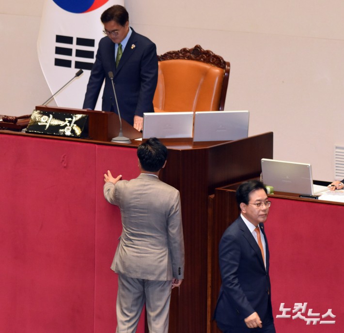 27일 서울 여의도 국회에서 열린 제426회국회(임시회) 제3차 본회의에서 국민의힘 송언석 원내대표와 유상범 원내수석부대표가 민주당 주도의 상임위원장 선출에 반발하며 우원식 국회의장에게 항의하고 퇴장하고 있다.