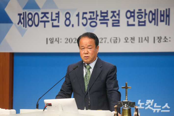 직전준비위원장 이종봉 목사가 설교를 전하고 있다.