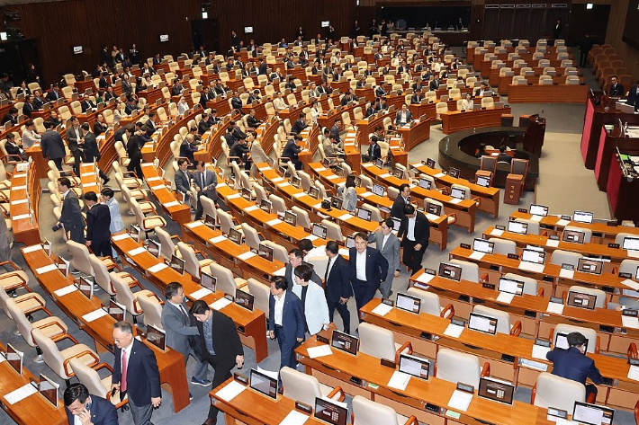 [속보]법사위원장 이춘석, 예결위원장 한병도…국힘 항의 퇴장