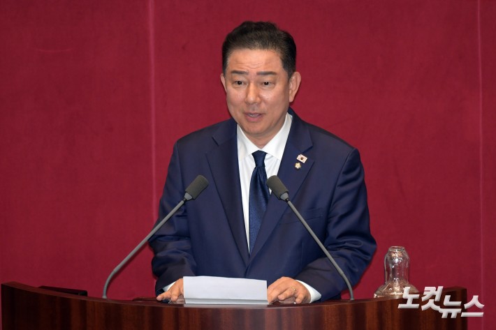 27일 서울 여의도 국회에서 열린 제426회국회(임시회) 제3차 본회의에서 국회운영위원장에 선출된 더불어민주당 김병기 당대표 직무대행 겸 원내대표가 당선인사를 하고 있다.