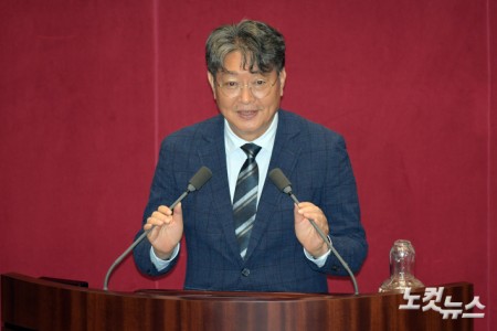 27일 서울 여의도 국회에서 열린 제426회국회(임시회) 제3차 본회의에서 법제사법위원장에 선출된 더불어민주당 이춘석 의원이 당선인사를 하고 있다.