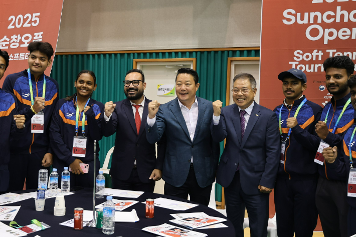 지난 24일  '2025 순창오픈 종합소프트테니스대회' 개회식에서 최영일 순창군수(가운데)가 인도 선수단 등 관계자들과 기념 촬영한 모습. 대한소프트테니스협회