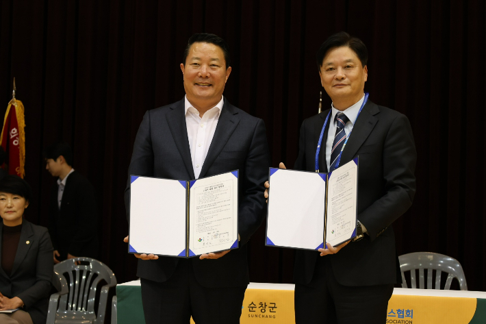 지난 2023년 순창 오픈 개최 협약식 당시 최 군수(왼쪽)와 대한소프트테니스협회 정인선 회장. 협회