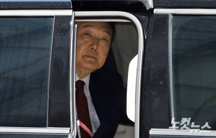 내란특검팀 "尹, 현관 출입 안하면 출석 불응 간주"