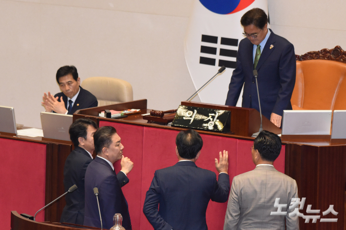 법사·예결위원장 與에…野 "허수아비 의장"
