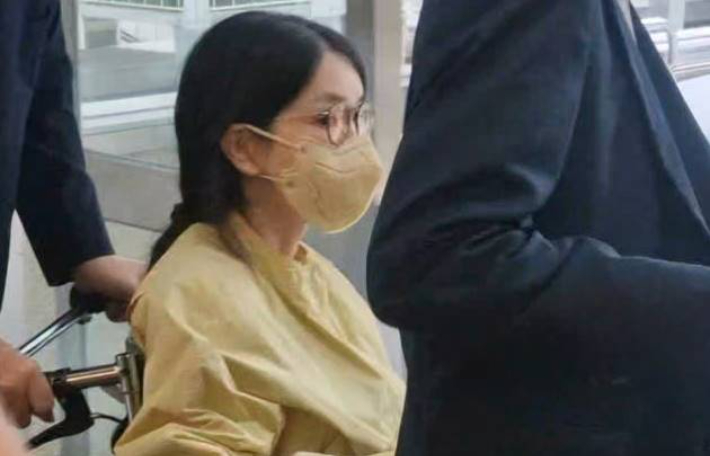 김건희, 휠체어 타고 퇴원…尹이 직접 마중(종합)