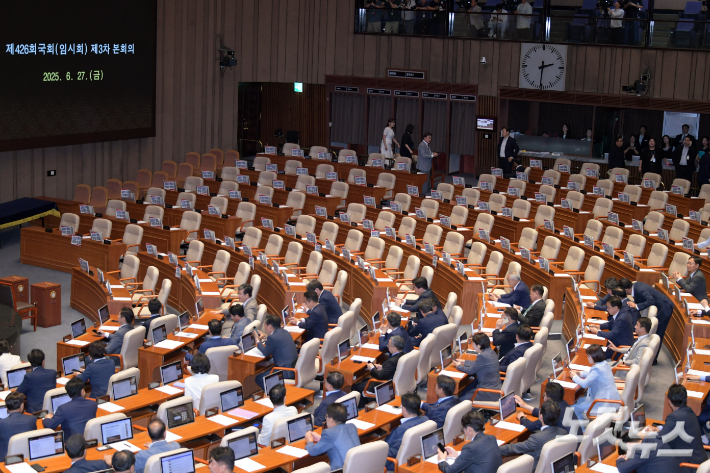 예결위 이어 법사위도…與독주에 무기력한 野