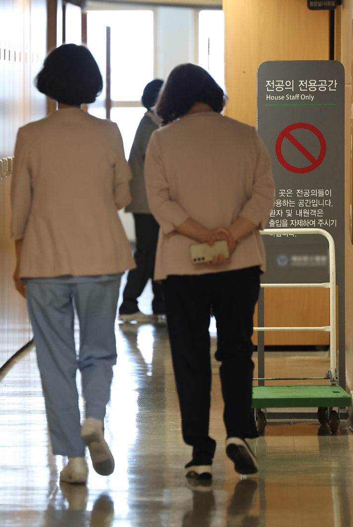 새 비대위원장 선출한 대전협…의정갈등 해결될까     (서울=연합뉴스) 김성민 기자 = 대한전공의협의회(대전협)은 26일 온라인으로 임시 대의원총회를 열고 한성존 서울아산병원 전공의 대표를 새 비대위원장으로 선출했다. 대전협은 28일 오프라인 총회를 열어 새로운 비대위 구성과 향후 의정 갈등 사태 대응 방안을 논의할 예정이다.      27일 서울 시내 한 대학병원에 전공의 전용 공간 안내판이 놓여 있다. 2025.6.27     ksm7976@yna.co.kr (끝)   <저작권자(c) 연합뉴스, 무단 전재-재배포, AI 학습 및 활용 금지> 연합뉴스