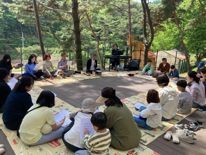 자연드림교회(김신형 목사)가 충남 예산군 봉산면 사석리 숲속에서 자연예배를 드리고 있다. 사진 자연드림교회 제공