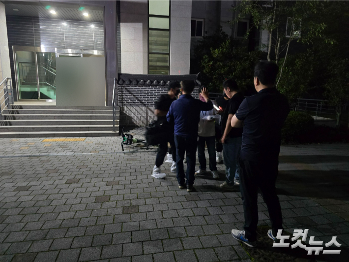 경찰 형사팀과 감식반이 28일 새벽 1시쯤 현장에 모여 있다. 고영호 기자