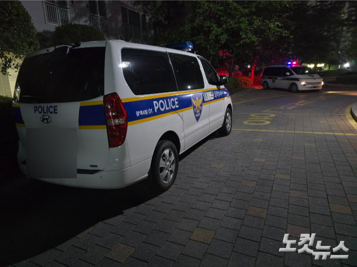 현장에 출동한 경찰 감식반 차량. 고영호 기자