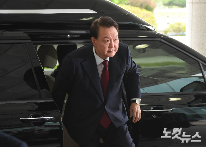 내란특검 첫 조사 尹 취재진 질문에 '침묵'…현관으로 공개 출석