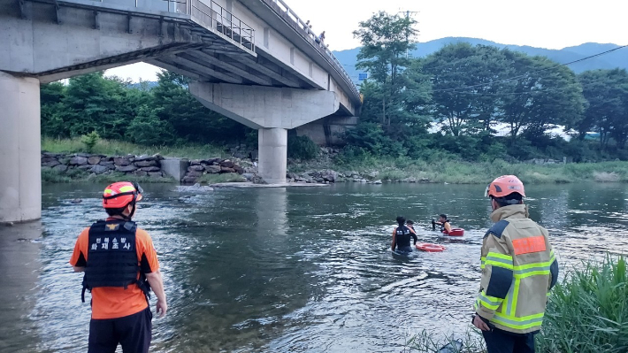 지난 27일 오후 7시 30분쯤 전북 장수군 천천면의 한 하천에서 A(19)씨가 물에 빠져 숨졌다. 사고 금강과 장계천이 만나는 지점(두물머리)에서 발생했다. 전북소방본부 제공