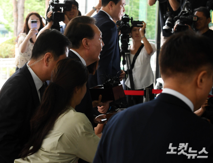 [속보]尹, 말없이 서울고검 안으로…곧 조사 시작될 듯