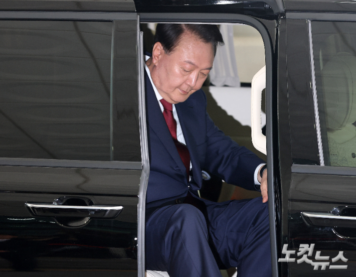 내란특검, 尹 조사 시작…비화폰 삭제 등 캐물을 듯