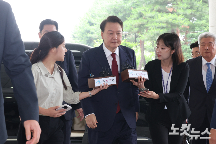 윤석열 전 대통령이 28일 오전 내란특검 조사를 받기 위해 서울 서초구 서울고등검찰청에 출석하고 있다. 황진환 기자