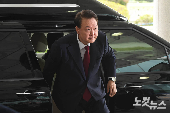 '피의자'윤석열, 특검 출석…현관으로 공개 출석[노컷네컷]
