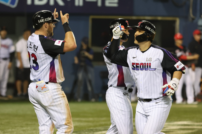 '12일 만에 한화 따라잡았다' LG, KIA에 짜릿한 역전승으로 1위…최정은 또 홈런 새 역사