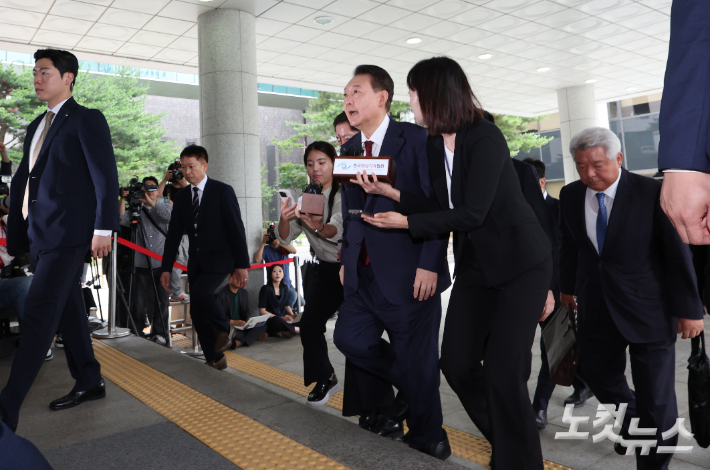 [속보]내란특검 "尹 조사, 채명성·송진호 변호사 2명 입회"