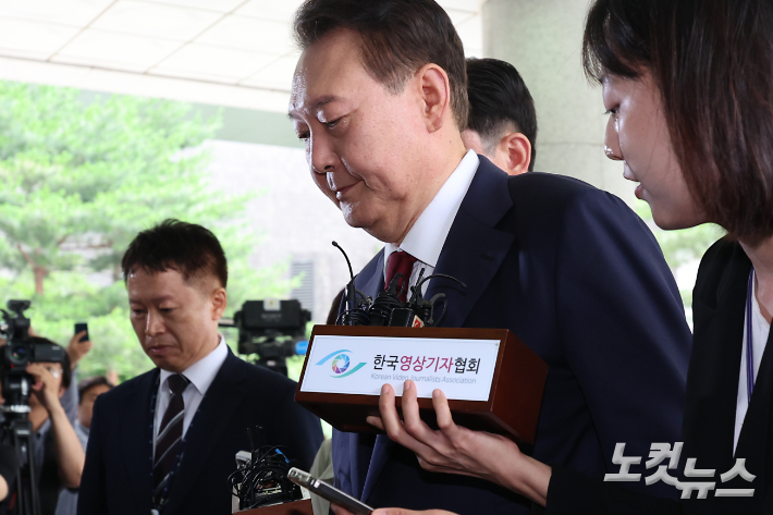 윤석열 전 대통령이 28일 오전 대면 조사를 받기 위해 서울 서초구 서울고검에 마련된 내란특검 사무실로 출석하고 있다. 황진환 기자